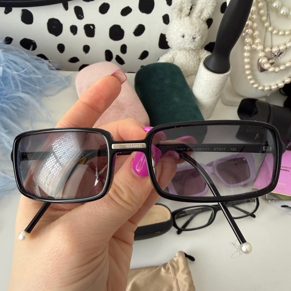 CHANEL vintage Black Sunglasses - Picture 3 of 8